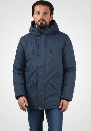 Blaue gepolsterte Jacke mit strukturiertem Finish, Kapuze und Reißverschluss vorne. Verfügt über zwei Brusttaschen und zwei Hüfttaschen.