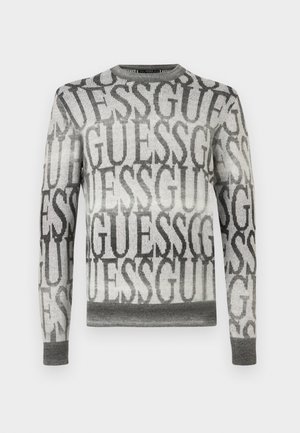 Grijze gebreide trui met een herhalend "GUESS" patroon, ronde hals en geribde manchetten, met een gradient effect van licht naar donker.