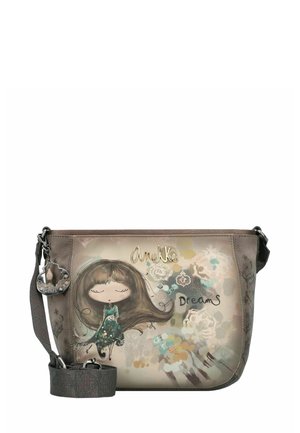 Braune Kunstleder-Schultertasche mit einer verspielten Illustration, silbernem Zubehör und einem abnehmbaren Anhänger mit dem Wort "Träume".