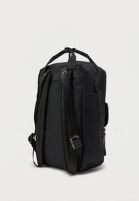 Zaino in tessuto nero con due spallacci regolabili, una maniglia superiore e una tasca laterale, caratterizzato da una texture liscia e un design minimalista.