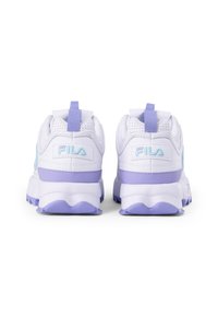 Scarpe da ginnastica bianche con dettagli lilla, dotate di sezioni perforate, colletto imbottito e suola testurizzata per una migliore aderenza.