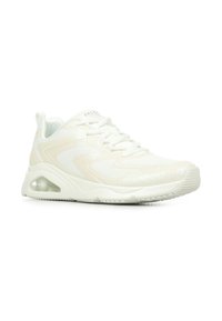 Weißer Sneaker mit einem strukturierten Mesh-Obermaterial, dezenten Glitzerelementen, Schnürdesign und einer gepolsterten Sohle mit einem transparenten Luftpolster.