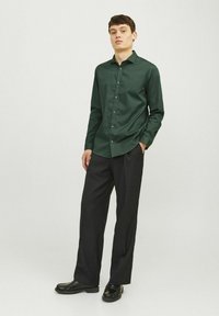 Jack & Jones PREMIUM CARDIFF - Overhemd - darkest spruce