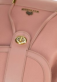 Borsa a tracolla in pelle rosa texturizzata con chiusura in hardware dorato e logo impresso, caratterizzata da accenti di cucitura curva.