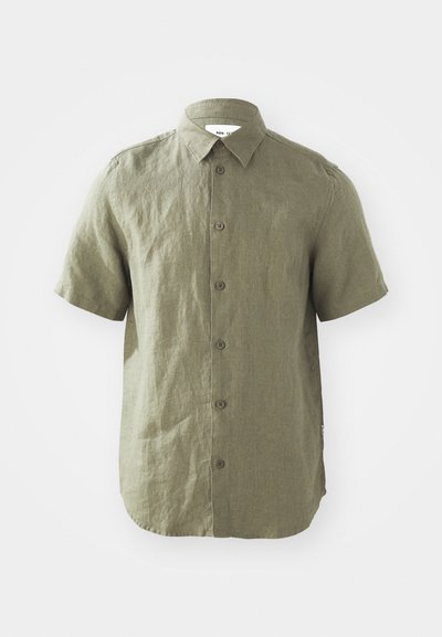 Chemise à manches courtes vert olive en tissu texturé, dotée d'une fermeture à boutons sur le devant et d'un col, avec des coutures visibles et un ourlet arrondi.