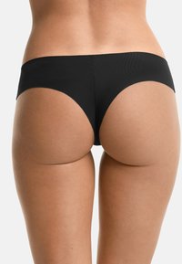 Zwarte naadloze bikini briefs met een lage taille en een gladde, stretchy stof die het lichaam omarmt. Geen zichtbare naden of patronen.