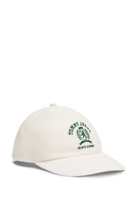 Casquette de baseball blanche en tissu texturé, ornée d'un logo brodé "TOMMY JEANS" en vert et d'une date de création à l'intérieur d'un design circulaire.