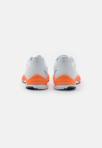 Mizuno WAVE REBELLION SONIC - Zapatillas running asfalto - white/light orange/blue ashes