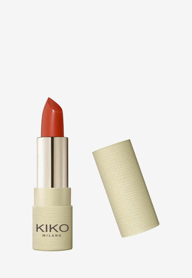 KIKO Milano läppstift med en krämig röd-orange färg. Tuben har en texturerad ljusgrön förpackning med metalliska guldaccenter.