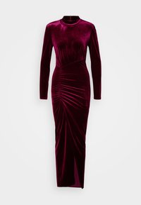 Βελούδινο φόρεμα μπορντό με μακρύ μανίκι, ψηλή λαιμόκοψη, ρυτιδωτές λεπτομέρειες στη μέση και σκίσιμο μέχρι το μηρό μπροστά.