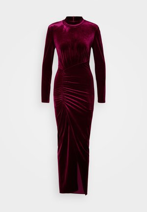 Bordeaux fløjlskjole med lange ærmer, høj halsudskæring, draperede detaljer i taljen og en høj slids foran.