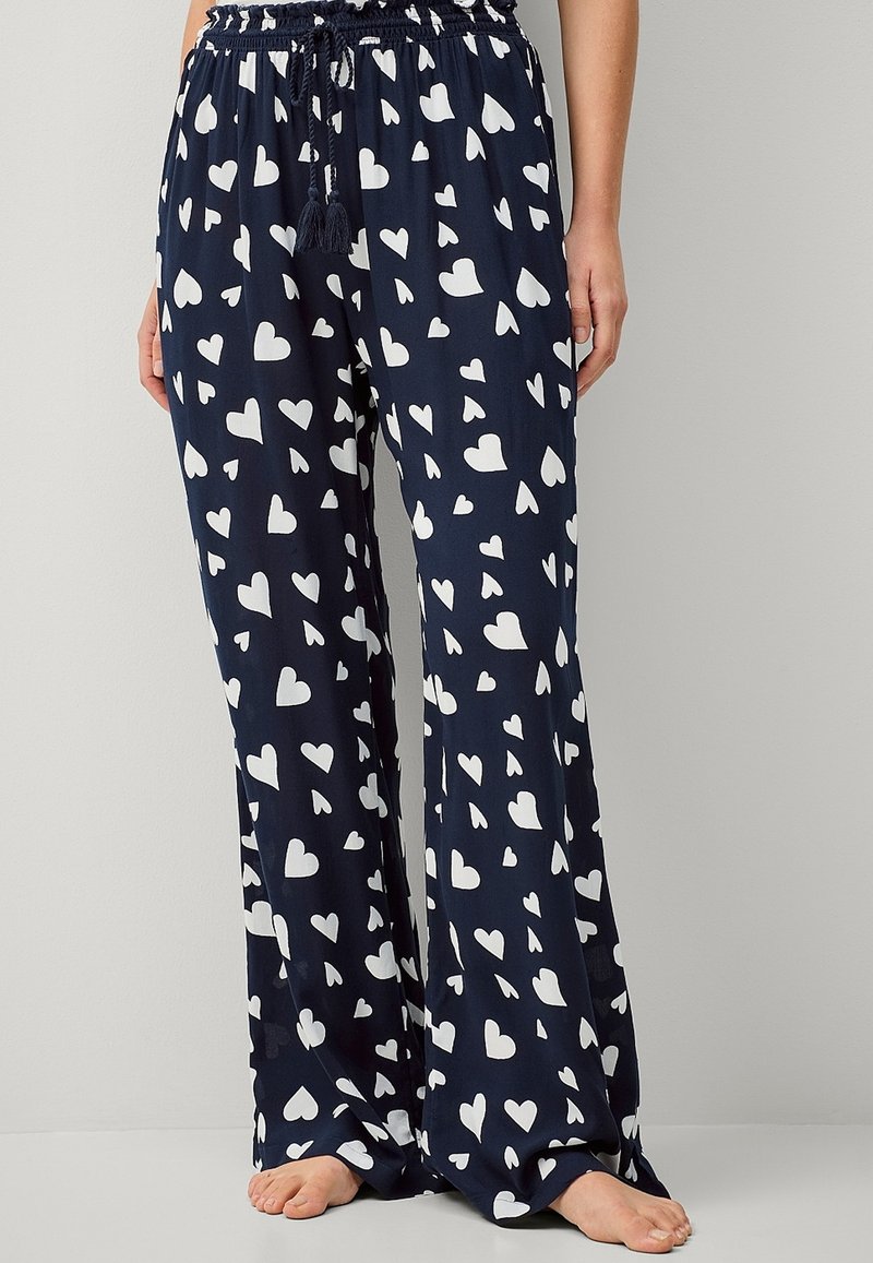 Pantalones marinos con un patrón de corazones blancos, corte holgado, cintura elástica con cordón y tejido suave y ligero.