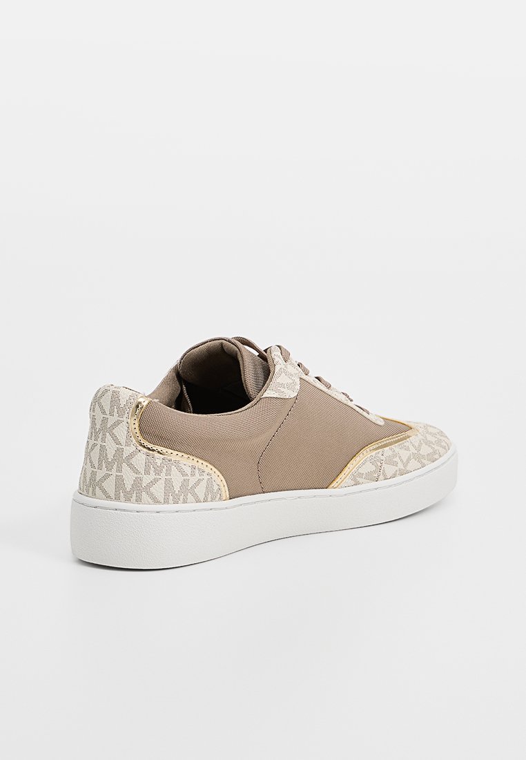 Baskets en tissu marron avec des accents beiges à motifs. Caractéristiques d'une semelle en caoutchouc blanche et de détails dorés à la pointe et sur les côtés.