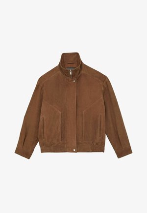 Brun mockaskinnjacka med hög krage, framzip, diagonala fickor och ribbat nederkant; slät textur och minimalistisk design.