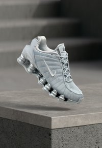 Δεν επιλέχθηκε, pure platinum-coloured/metallic silver-coloured