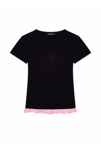 Czarny t-shirt z krótkim rękawem z małym haftowanym logo na klatce piersiowej i różowym falbaniastym wykończeniem u dołu.