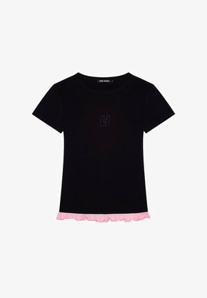 Czarny t-shirt z krótkim rękawem z małym haftowanym logo na klatce piersiowej i różowym falbaniastym wykończeniem u dołu.