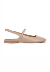 Beige leren slingback ballerina's met een spitse neus en een enkele verstelbare band. Gladde textuur en een lage platte hak.