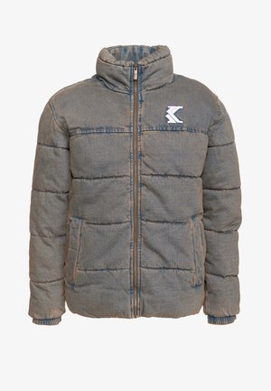 Chaqueta acolchada de denim con cremallera frontal, cuello alto, bolsillos laterales, puños elásticos y un logotipo geométrico blanco en el lado izquierdo del pecho.