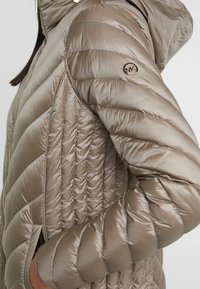 MICHAEL Michael Kors SHORT PACKABLE  - Casaco de penas - taupe