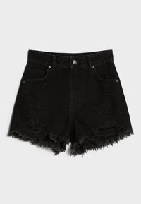 Shorts en denim noir avec des ourlets effilochés et des détails déchirés, dotés de poches avant, de passants de ceinture et d'une fermeture à bouton métallique.