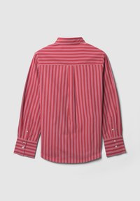 Camicia rossa a maniche lunghe con strisce verticali bianche, polsini con bottone, colletto aperto e una piega sul retro per un ulteriore dettaglio di design.