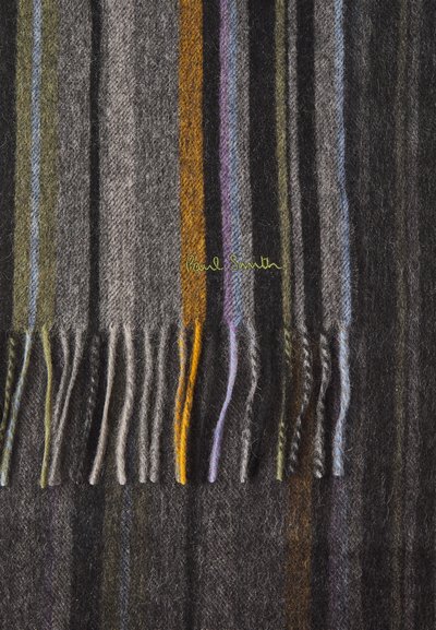 Écharpe en laine présentant des rayures horizontales en gris, noir, vert, orange et violet. Finition avec des bords frangés et broderie "Paul Smith" en vert.
