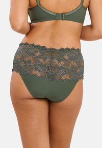 Sous-vêtements vert olive avec une bordure en dentelle florale à la taille, un corps lisse et extensible, et des détails en dentelle délicats à l'arrière.