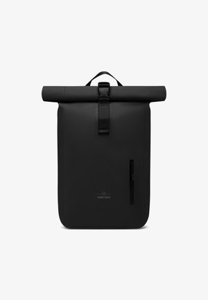 Schwarzer Rolltop-Rucksack aus wasserdichtem Material. Verfügt über eine frontale Reißverschlusstasche, einen oberen Griff und eine Logoprint am Boden.