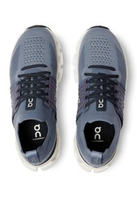 Laufschuhe mit einem Obermaterial aus Mesh in Dunkelblau mit hellblauen Akzenten, ausgestattet mit einer gepolsterten Sohle und schwarzen Schnürsenkeln. Logo auf der Zunge sichtbar.