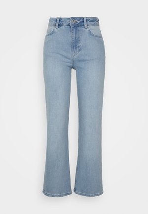 Jeans de mezclilla azul claro de talle alto con botón y cremallera delanteros, dos bolsillos delanteros y piernas ligeramente acampanadas.