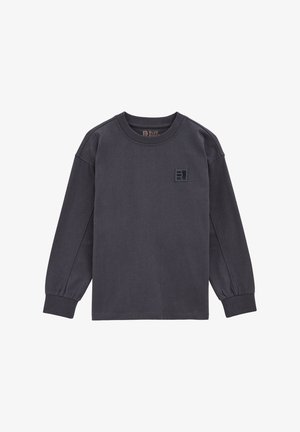Dolgi rokavi, temno siv shirt iz mehkega materiala. Ima okroglo ovratnik in majhen črn logotip na levem prsnem delu. Enostavna zasnova.
