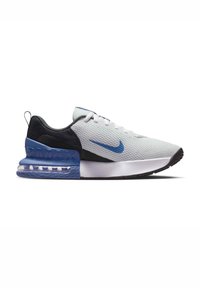 Λευκό και μαύρο αθλητικό παπούτσι Nike με μπλε αερόσουστα στη φτέρνα, μπλε λογότυπο Swoosh, λευκά κορδόνια και μαύρη λαστιχένια σόλα, πλευρική όψη σε λευκό φόντο.