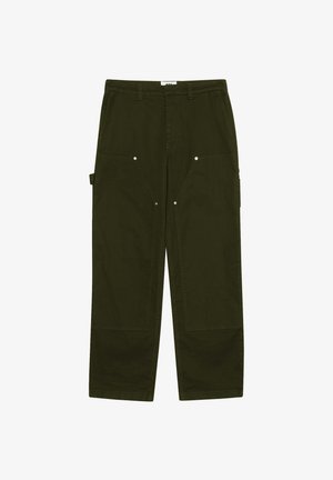 Pantalones cargo de color verde oliva, fabricados en algodón. Cuenta con grandes bolsillos frontales, cierres a presión y un diseño de pierna recta con costuras visibles.