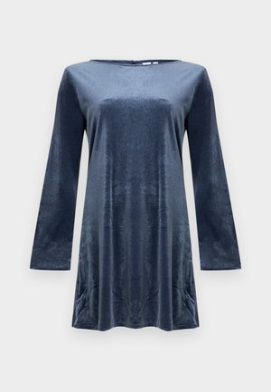 Donkerblauwe fluwelen tuniekjurk met lange mouwen en een ronde hals, weergegeven op een effen lichte achtergrond.