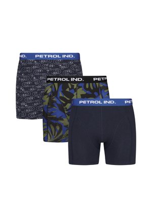 Trois paires de sous-vêtements pour hommes présentant des designs variés : une paire bleu foncé avec un motif graphique, une impression camouflage en vert et bleu, et une paire unie bleu marine.
