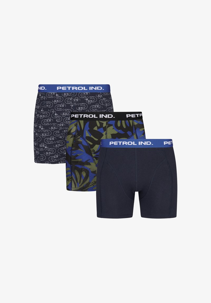 Tre par herrunderkläder med olika mönster: ett par mörkblå med grafiskt mönster, ett i kamouflageprint i grönt och blått, och ett par i enfärgad marinblå.