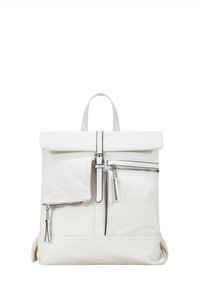 Mochila blanca hecha de material suave, con un cierre enrollable, múltiples bolsillos con cremallera y acentos negros para contraste.