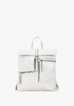 Mochila blanca hecha de material suave, con un cierre enrollable, múltiples bolsillos con cremallera y acentos negros para contraste.