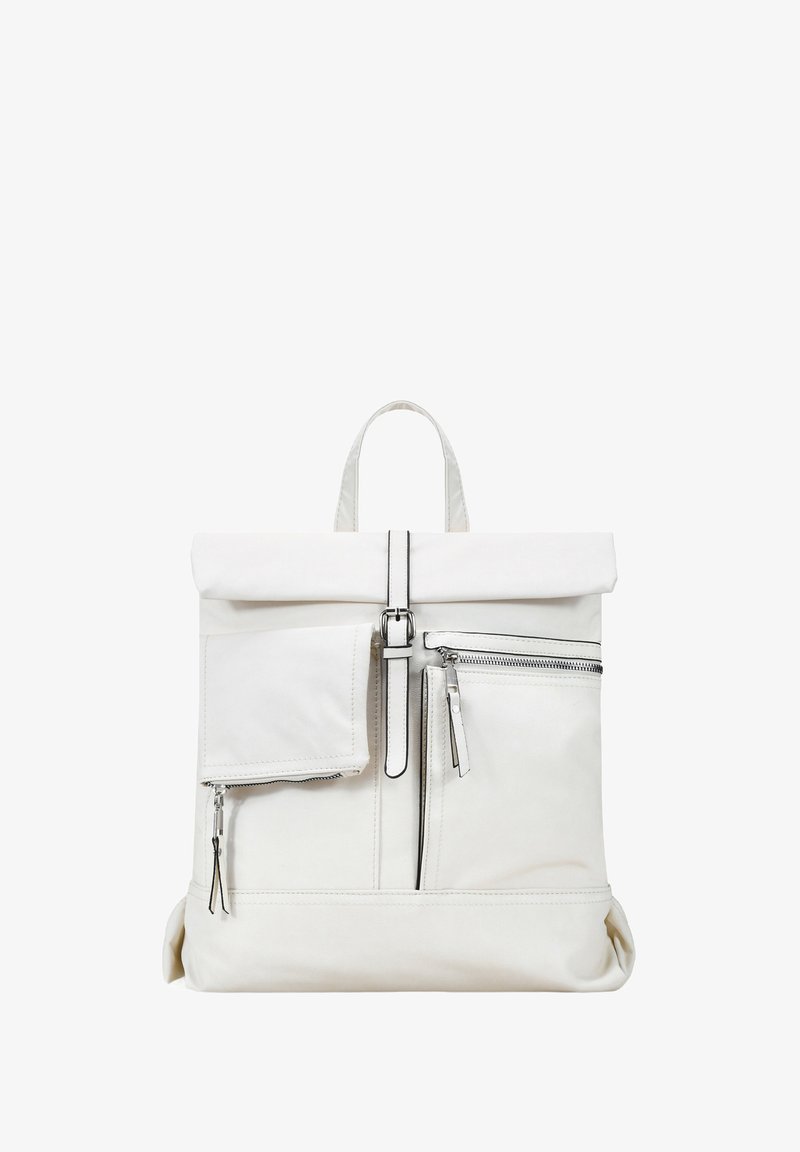 Mochila blanca hecha de material suave, con un cierre enrollable, múltiples bolsillos con cremallera y acentos negros para contraste.