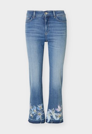 Jean en denim bleu légèrement évasé avec broderies florales près de l'ourlet sur les deux jambes, doté d'une fermeture à bouton à l'avant et de poches.