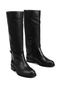 Czarne skórzane kozaki do kolan o gładkiej fakturze, płaskim obcasie, z akcentami w postaci klamer i suwakiem po boku.