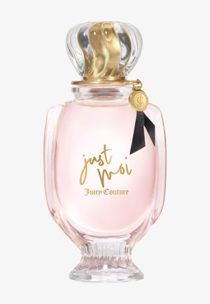 Bottiglia di profumo Just Moi Juicy Couture, liquido rosa chiaro, vetro trasparente con tappo decorativo dorato e nero e ciondolo.