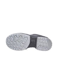 Sole di scarpa atletica nera con un motivo di battistrada in gomma tassellata. Presenta un tallone arrotondato e elementi di presa sollevati per una migliore aderenza.