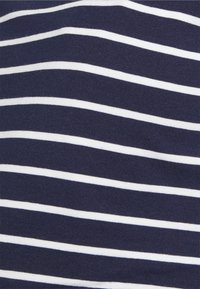 Tecido de algodão azul marinho com riscas brancas horizontais. A textura parece suave e ligeiramente elástica, apresentando um padrão uniforme.