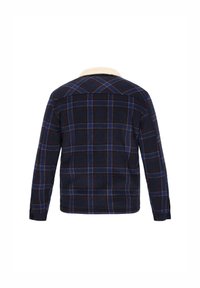 Chaqueta de cuadros azul marino y rojo de manga larga con cuello de sherpa color crema, vista desde atrás.