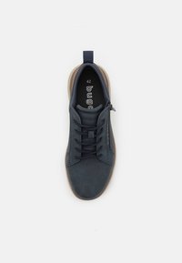 Zapato azul marino con cordones, superficie texturizada, suela de goma y detalle de cremallera en el lateral. Talla 42. Diseño minimalista.