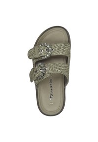 Grön vävd sandal med två remmar som har dekorativa detaljer, en slät texturerad fotbädd och en slitstark gummisula.