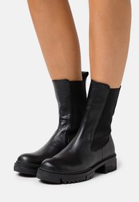 NA-KD PROFILE CHELSEA BOOTS - Botas clássicas de cano curto - black