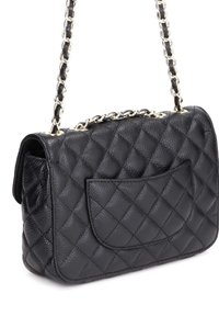 Sac à bandoulière en cuir noir matelassé avec poche avant, fermeture à rabat et chaîne dorée tissée de cuir noir.